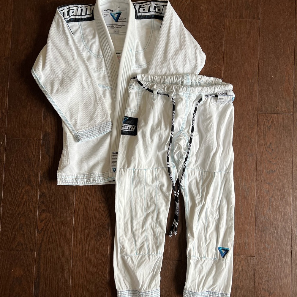 VGUC Tatami Ultralight jiujitsu gi size F2 (fits like F1)